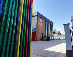 Красиво и практично: стальной фасад для школы в Шымкенте